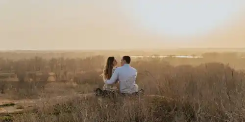 Pareja disfrutando al aire libre en un seguro de vida temporal - Grupo Encino